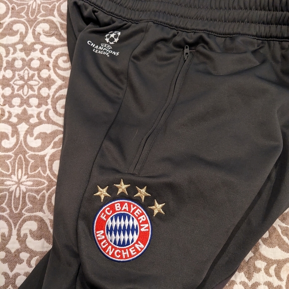 NWOT Men's Adidas Bayern Soccer Training Pants - Picture 1 of 4